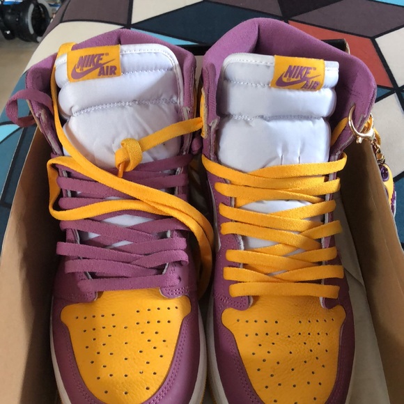 🔥🔥Air Jordan 1 Retro High OG in Gold/Light Purple - Picture 2 of 4